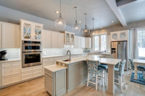 Modern Lead Cabin with Hot Tub, 6 Mi to Skiing! Lead